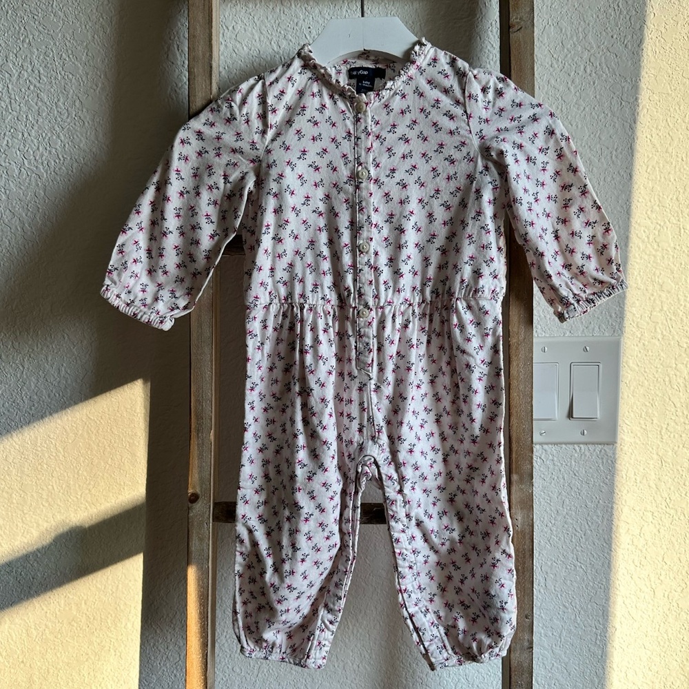 GAP Baby All Over Floral Long Sleeved Romper sz: 12-18M